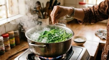 Vì sao luộc rau cho thêm 1, 2 hạt muối vào nồi?