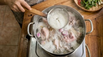 Khi nào nên vớt bọt trong nồi luộc thịt, khi nào không cần?