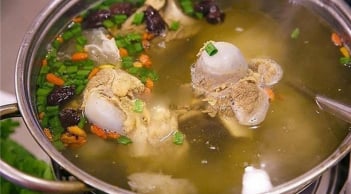 Tại sao không nên cho muối từ đầu khi hầm xương?