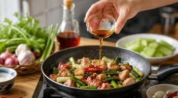 Vì sao không nên nêm mắm vào món ăn từ đầu?