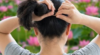 Tại sao bạn nên buộc cao tóc khi đi vệ sinh?