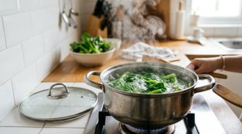 Vì sao luộc rau không nên đậy vung? Nhiều người làm hàng ngày nhưng chưa chắc biết lý do