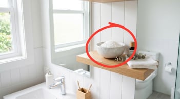 Vì sao nên đặt bát muối trắng trong nhà vệ sinh?