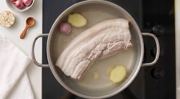 Mẹo luộc thịt trắng hồng đẹp mắt, mềm ngọt, không bị khô