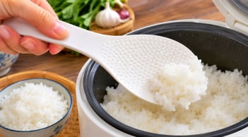 Tại sao thìa xới cơm lại nhiều chấm sần mà không làm nhẵn? Hóa ra có lý do rất thực tế