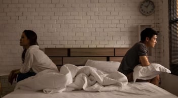 Sự im lặng bào mòn hôn nhân: Khi đôi bên không còn muốn trò chuyện