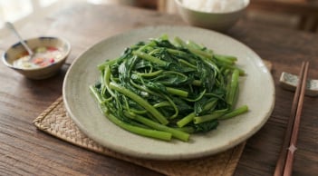 Luộc rau muống chỉ bỏ nước lạnh thôi là dại: Thả thêm thứ này vào rau xanh mướt giòn sần sật