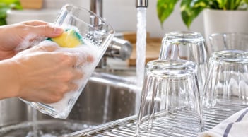 Mẹo rửa bát, cốc chén thủy tinh không bị đọng vệt trắng