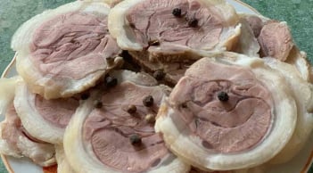 Cách luộc thịt chân giò vừa chắc vừa giòn lại trắng tinh thơm phức