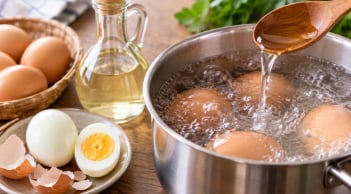 Vì sao nhiều người cho giấm vào nước luộc trứng?