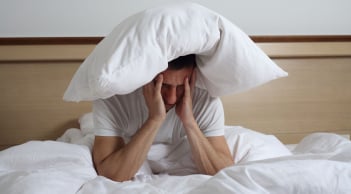 Mất ngủ vào mùa hè do đâu? Cảnh báo hệ lụy sức khỏe nếu kéo dài