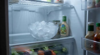 Vì sao nên đặt 1 bát đá trong ngăn mát tủ lạnh trước khi đi ngủ?