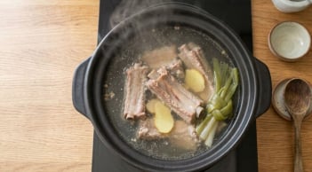 Cách làm nước hầm xương ngọt thanh, trong veo: Chỉ cho 3 loại gia vị này