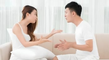 Kiểm tra tin nhắn, tiền bạc cũng là bạo lực tinh thần trong gia đình