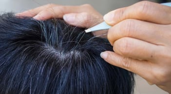 Nhổ tóc bạc, tóc sâu cho đỡ ngứa, coi chừng 4 tác hại khôn lường