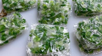 Mẹo bảo quản hành lá để cả tháng vẫn xanh tươi, thơm nức