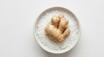 Vì sao nên đặt bát gừng muối trong nhà?