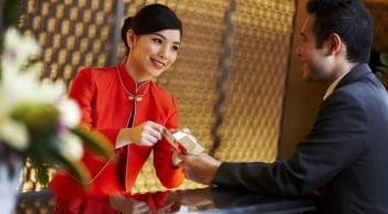 Tại sao lễ tân không nói to số phòng của khách?