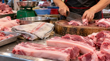 Vì sao hàng thịt luôn có những chiếc khăn để trên bàn?