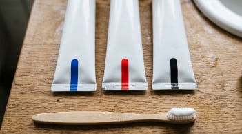 Sự thật về các vạch màu ở đáy tuýp kem đánh răng