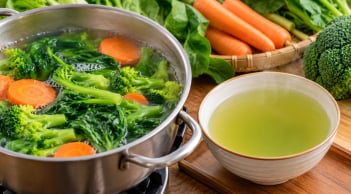 Uống nước luộc rau có tốt không? 5 điều cần biết trước khi tận dụng phần nước tưởng như bỏ đi