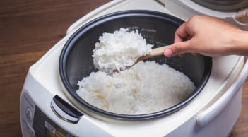 Vì sao bạn không nên mở nắp nồi cơm điện để xới cho đến khi chín hẳn?