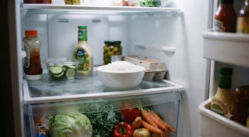 Đặt bát muối trắng vào tủ lạnh: Mẹo hay ai không biết tiếc hùi hụi