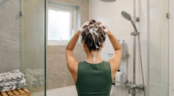 4 nguyên tắc gội đầu giúp tóc phồng tự nhiên, cả tuần không bết