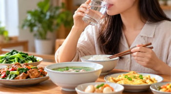 Có nên uống nước trong khi ăn cơm? 4 điều cần biết