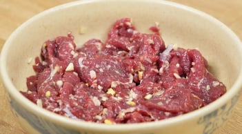 Cách ướp thịt bò xào mềm tan không dai