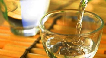 Nhỏ vài giọt giấm trắng vào chậu nước: Mẹo hay ít ai biết, biết rồi ai cũng muốn làm theo