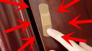 Tại sao bạn nên dán 1 miếng băng urgo lên cửa nhà vệ sinh?