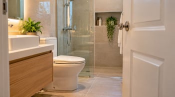 Có nên đóng kín cửa nhà vệ sinh khi không sử dụng?