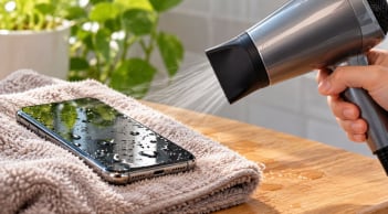 Có nên dùng máy sấy tóc để làm khô điện thoại bị dính nước?
