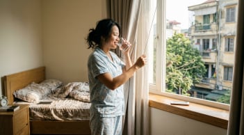Hay buồn ngủ dù đã uống cà phê? 3 thói quen buổi sáng giúp cơ thể tỉnh táo tự nhiên hơn