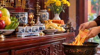 Thắp hương xong, khi hạ lễ hóa vàng có cần hạ chén nước xuống không?
