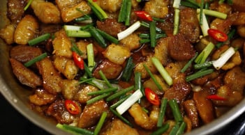 3 lý do nên thêm hành vào món thịt rang cháy cạnh