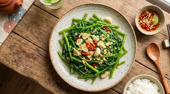 Cách xào rau muống xanh mướt, thơm lừng, không bị thâm đen