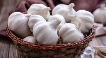 Vì sao nên đặt tỏi trong khu vực nhà bếp?