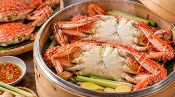 Hấp cua, ghẹ nên để ngửa hay úp? Nên cho vào từ nước lạnh hay nóng?