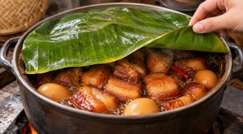 Vì sao nhiều người phủ lá chuối lên nồi thịt kho tàu?