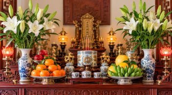 Ban thờ nên để 1 hay 2 lọ hoa?