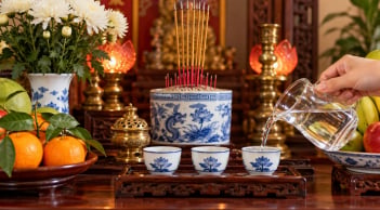 Thắp hương nên dùng nước gì? Rót đầy chén hay vơi mới đúng?