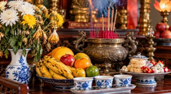 Thắp hương xong, nhớ hạ sớm những thứ này khỏi ban thờ, để lâu dễ phạm kỵ