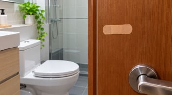 Vì sao nhiều nhà dán miếng Urgo trên cánh cửa nhà vệ sinh? Điều bí mật gì ở đó?