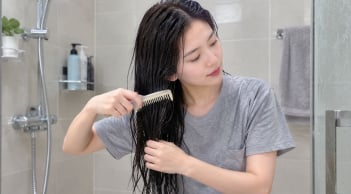 Có nên chải tóc khi đang gội đầu?