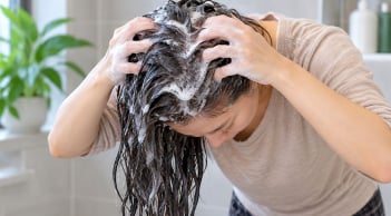 Vì sao không nên thoa dầu gội trực tiếp lên thân tóc, đâu mới là cách đúng?