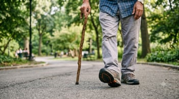 Sau tuổi 60, đôi chân yếu dần dù vẫn đi bộ mỗi ngày: 5 dấu hiệu cảnh báo sức khỏe cần chú ý