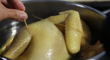 Cách luộc gà ngon không nứt da, mềm ngọt săn chắc