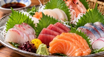 Tại sao món cá sống ở Nhật thường ăn kèm lá tía tô?